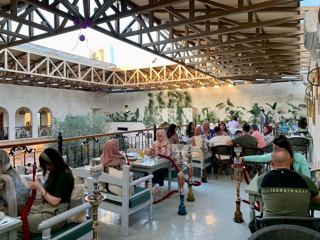 صور: “نوح”.. مطعم جديد بفكرة لبنانية على السطح “البغداديون سئموا الـ in door”