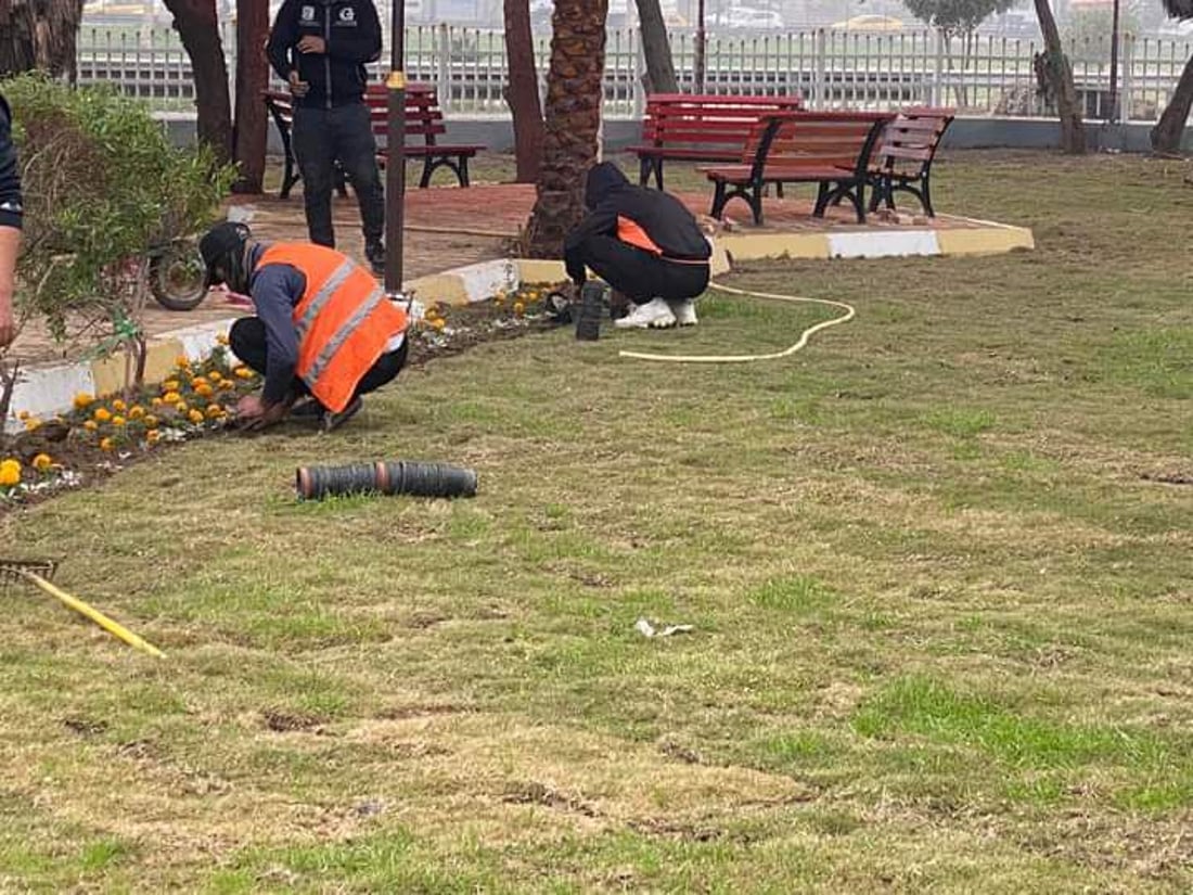 صور: حدائق شرقي بغداد تتنفس بأشجار جديدة وأزهار موسمية