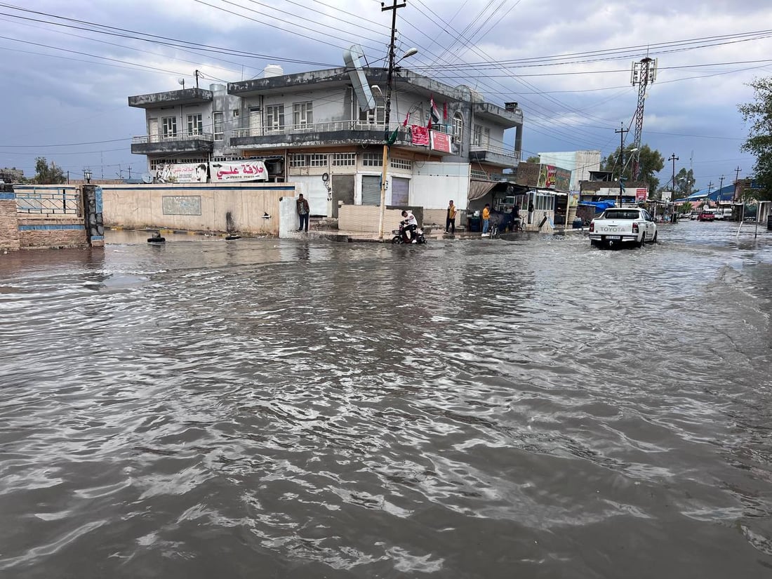 صور من داقوق الآن: الأمطار أغرقت السيارات واجتاحت المنازل وأسقطت أعمدة الكهرباء