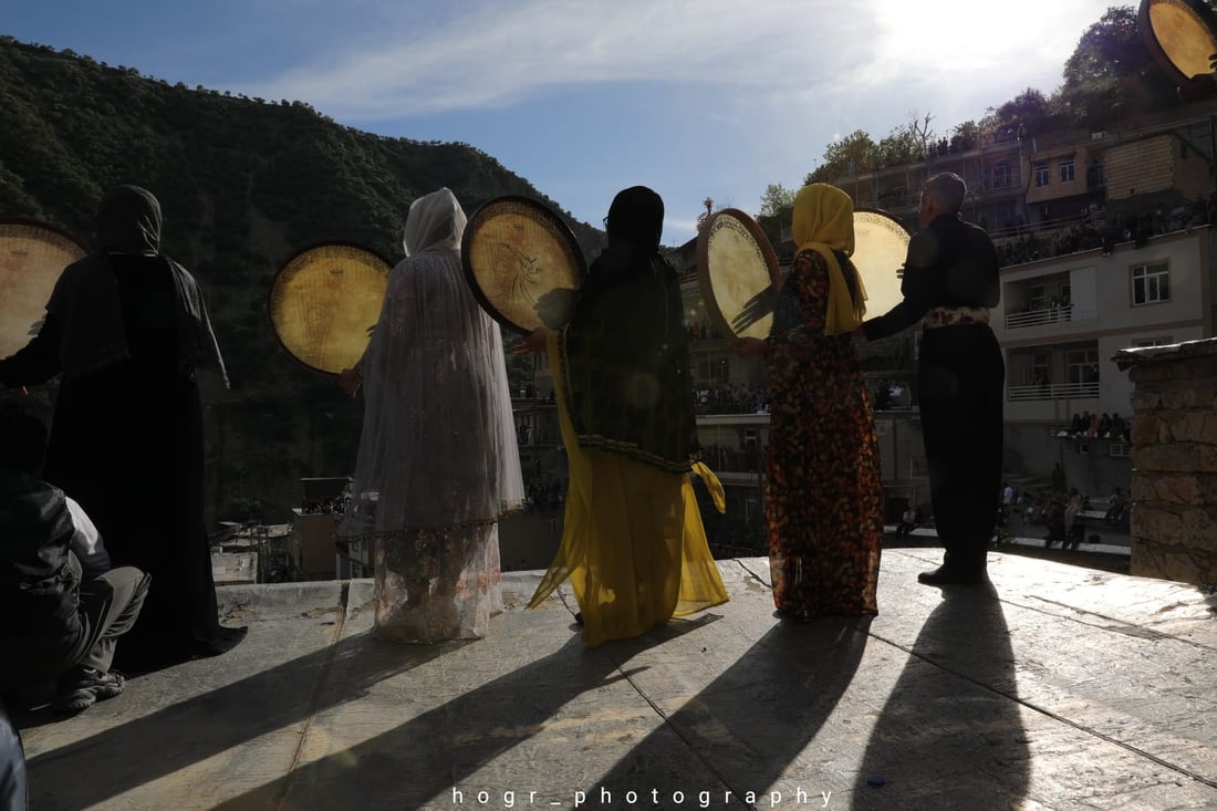 فێستیڤاڵی دەف و خواردنی كوردەواری لە شارەدێی بنكان لە رۆژهەڵاتی كوردستان، دیمەنەكان ئاهەنگ و خۆشی دانیشتوانی شارەدێكە نیشان دەدەن.

ئەم وێنانە لە ئەكاونتی فۆتۆگرافەر هۆگر کەمال وەرگیراوە.