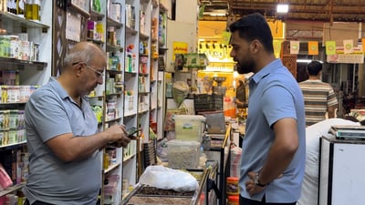 عطار بعقوبة يعالج بالأعشاب على وصفات الدستور الإنكليزي!