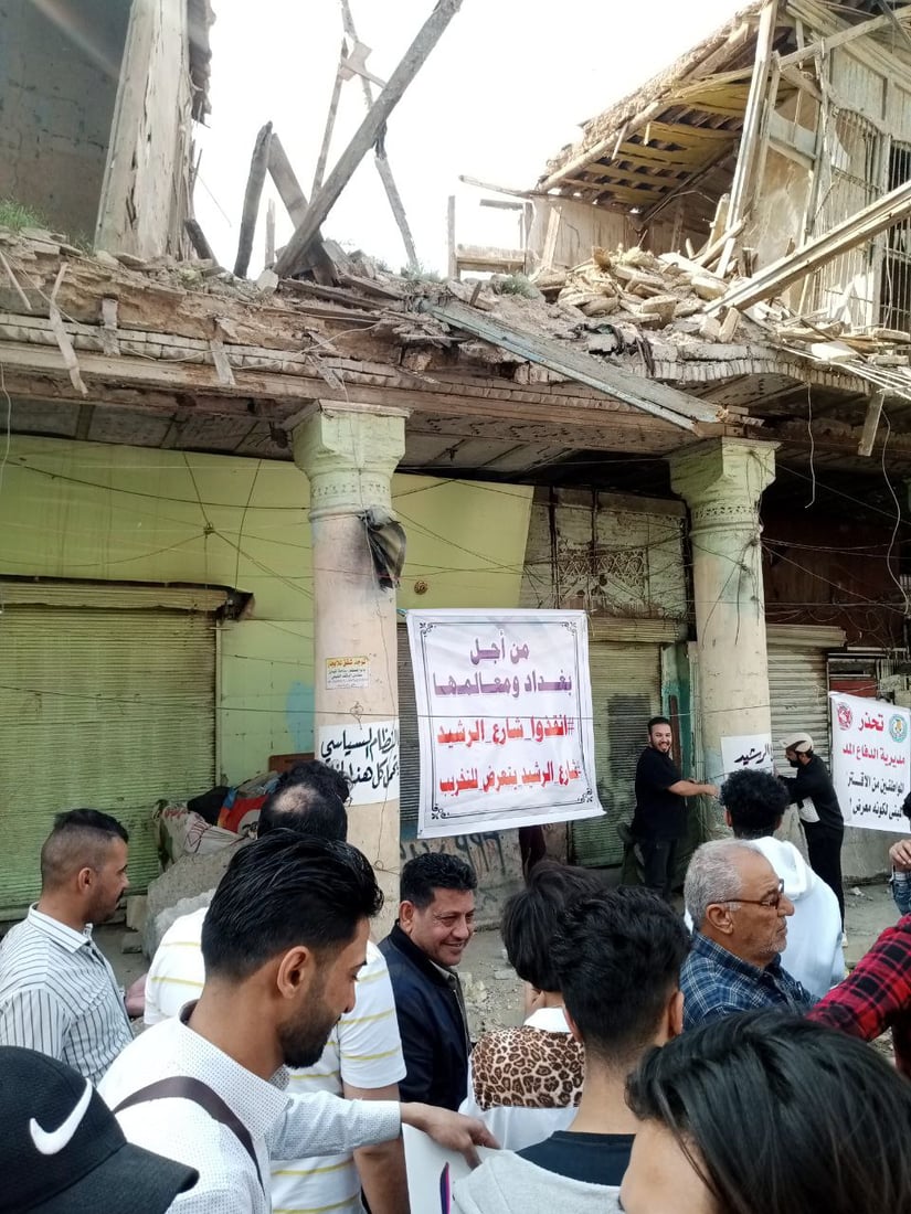 بغداد: تظاهرة فوق ركام مسرح “الهلال” التراثي.. “شارع الرشيد سيختفي”