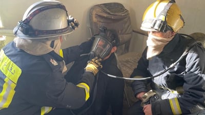 صور: إنقاذ 20 نزيلاً بينهم أطفال من حريق داخل فندق في البتاوين