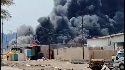 فيديو: دخان كثيف يحيط بساحة عدن عقب اندلاع حريق في معمل إسفنج