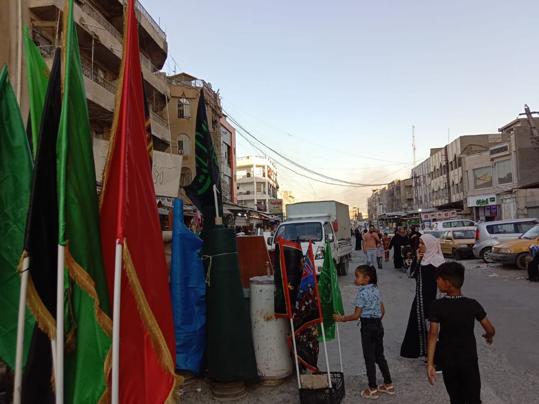 صور: سوق بغداد الجديدة يدخل موسم الأحزان بالرايات السود.. كل الأحجام بأسعار مناسبة