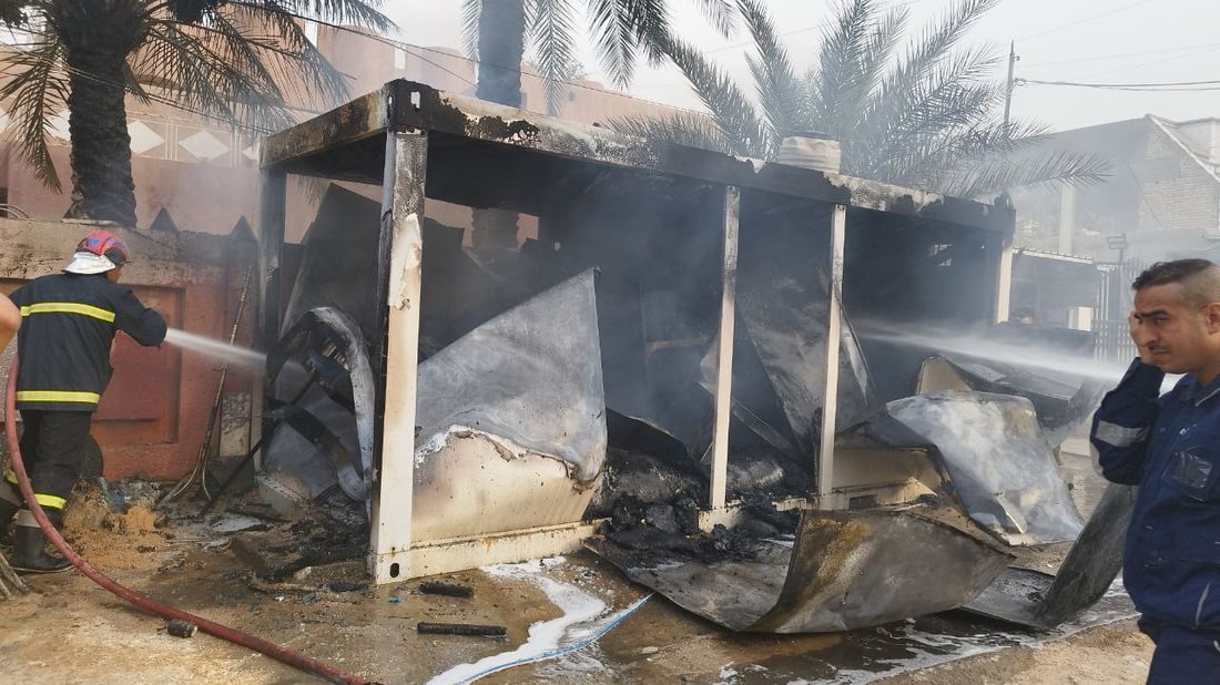 صور من الحلة قبل قليل: النيران تلتهم كرفاناً لحماية منزل قائد أمني