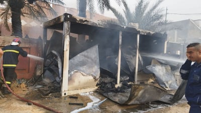 صور من الحلة قبل قليل: النيران تلتهم كرفاناً لحماية منزل قائد أمني
