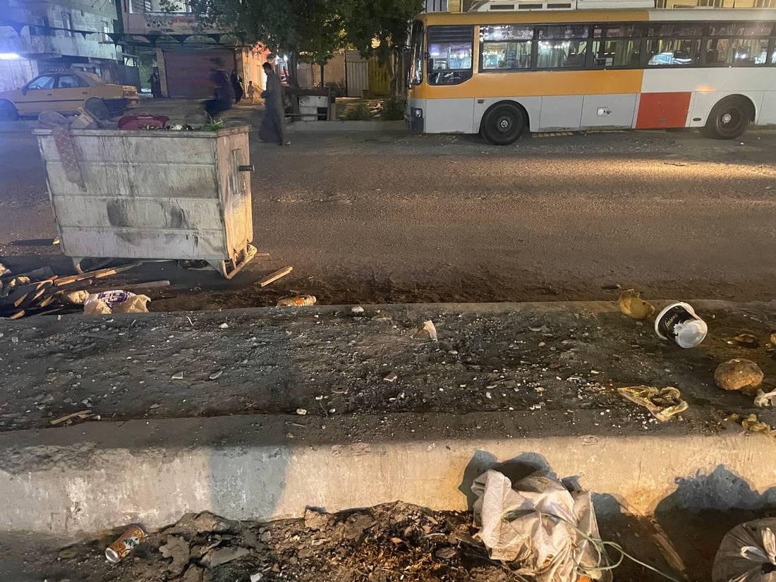 حاوية نفايات تنزلق من الرصيف وتصدم “سايبا” في شارع الجوادر
