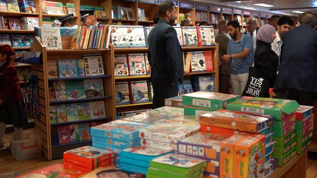 طالبات البصرة في سفينة “لوغوس هوب”.. الكتب الإنكليزية تثير الاهتمام (فيديو)