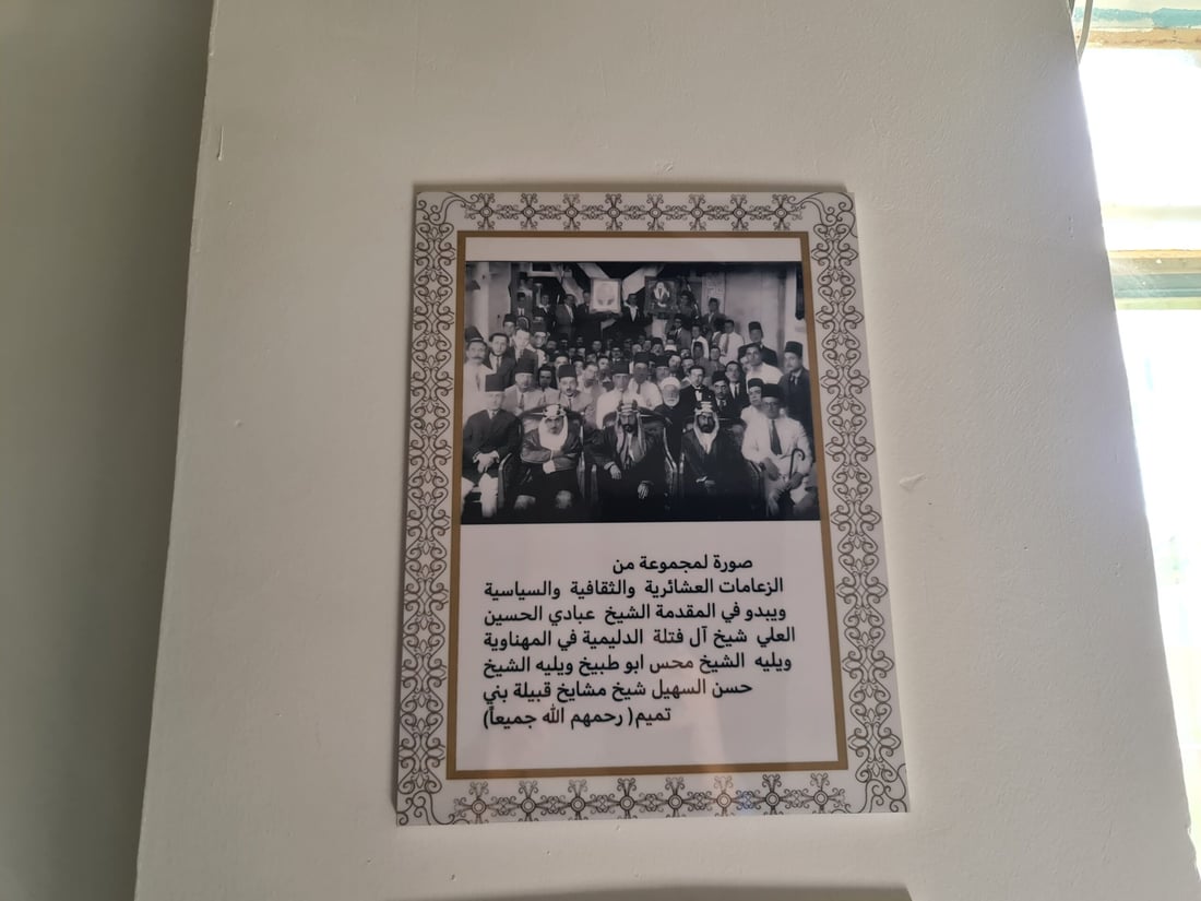 اشتبك مع المعممين والإنكليز.. سيدات غماس تطبع الحناء على مضيف أبو طبيخ