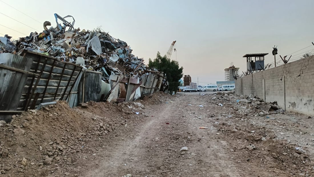صور: المشهد السيء عند مدخل حي المشاتل لن يستمر.. أمانة بغداد تنذر أهل السكراب