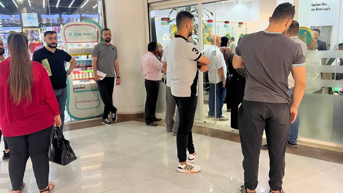 كارثة الدولار بدأت.. مصارف بغداد للمودعين: نعتذر رصيدنا صفر هذا اليوم (صور)