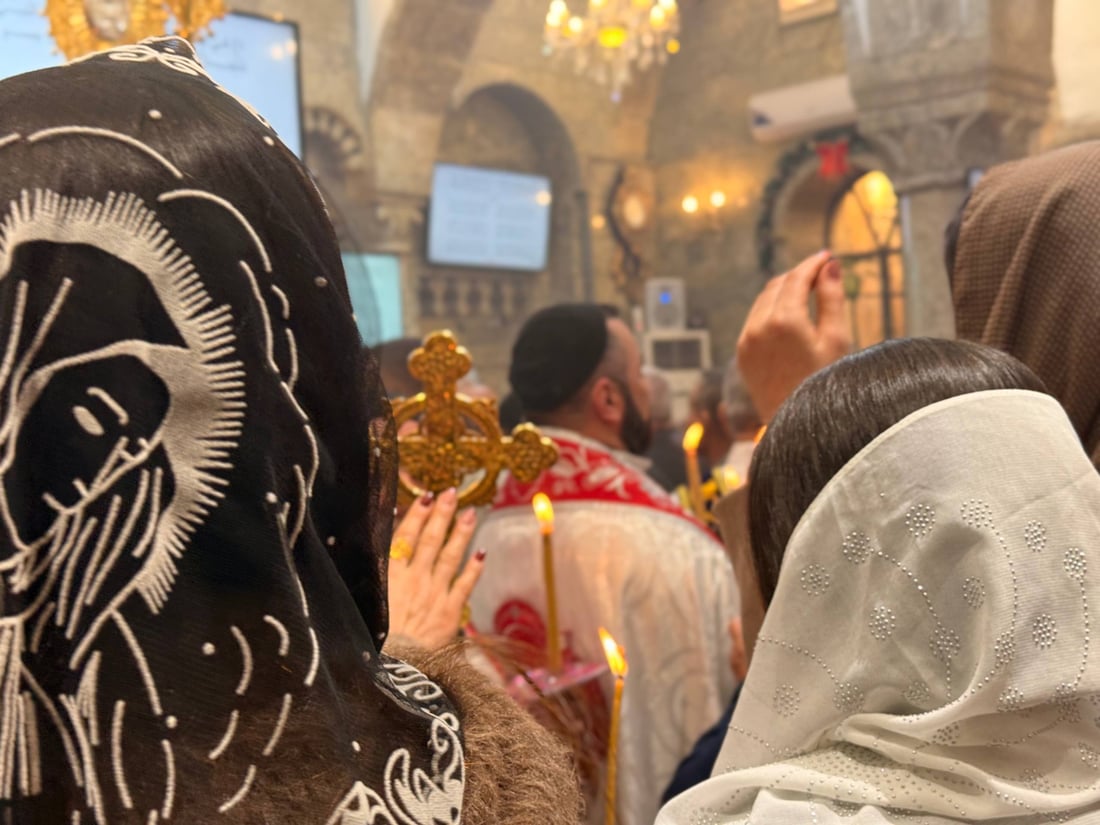 صور: سريان برطلة الأرثوذكس يحيون القداس الإلهي.. شموع وأمنيات للعراق