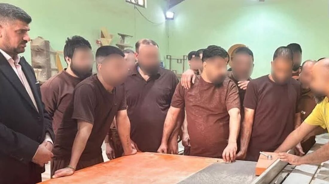 سجن الناصرية يعلّم النزلاء مهنة النجارة للاستفادة منها بعد الإفراج