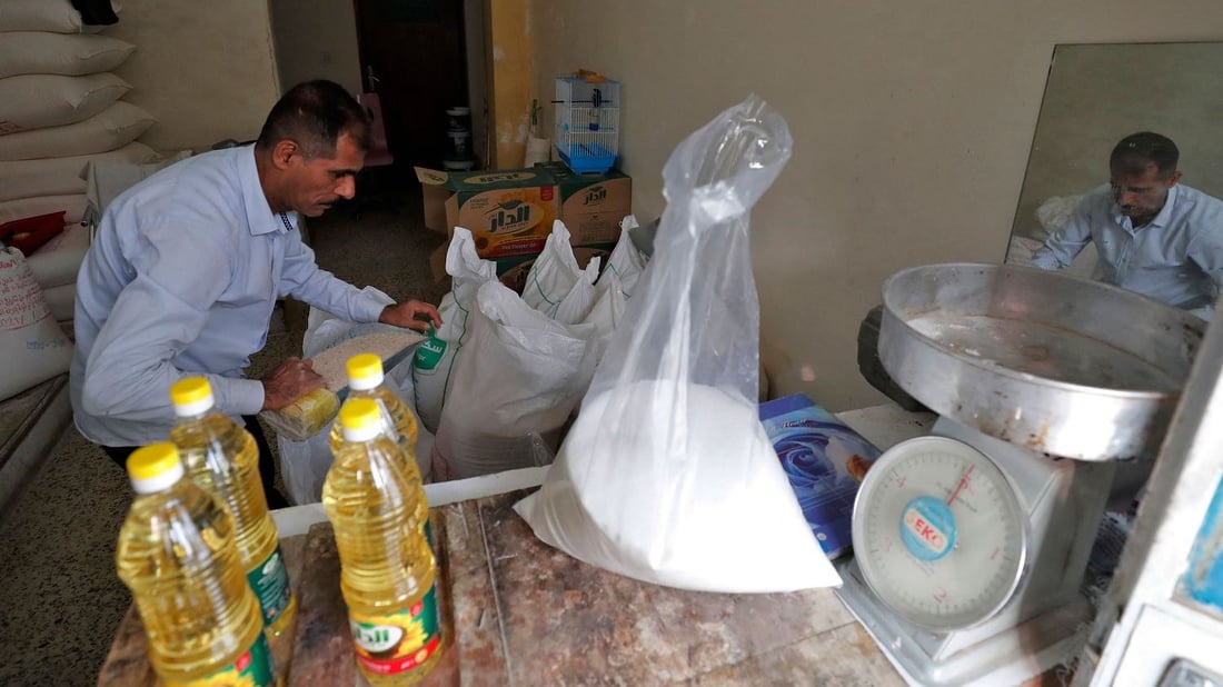 التجارة تبحث أساليب استهداف الفقراء.. عبر “أتمتة” البطاقة التموينية