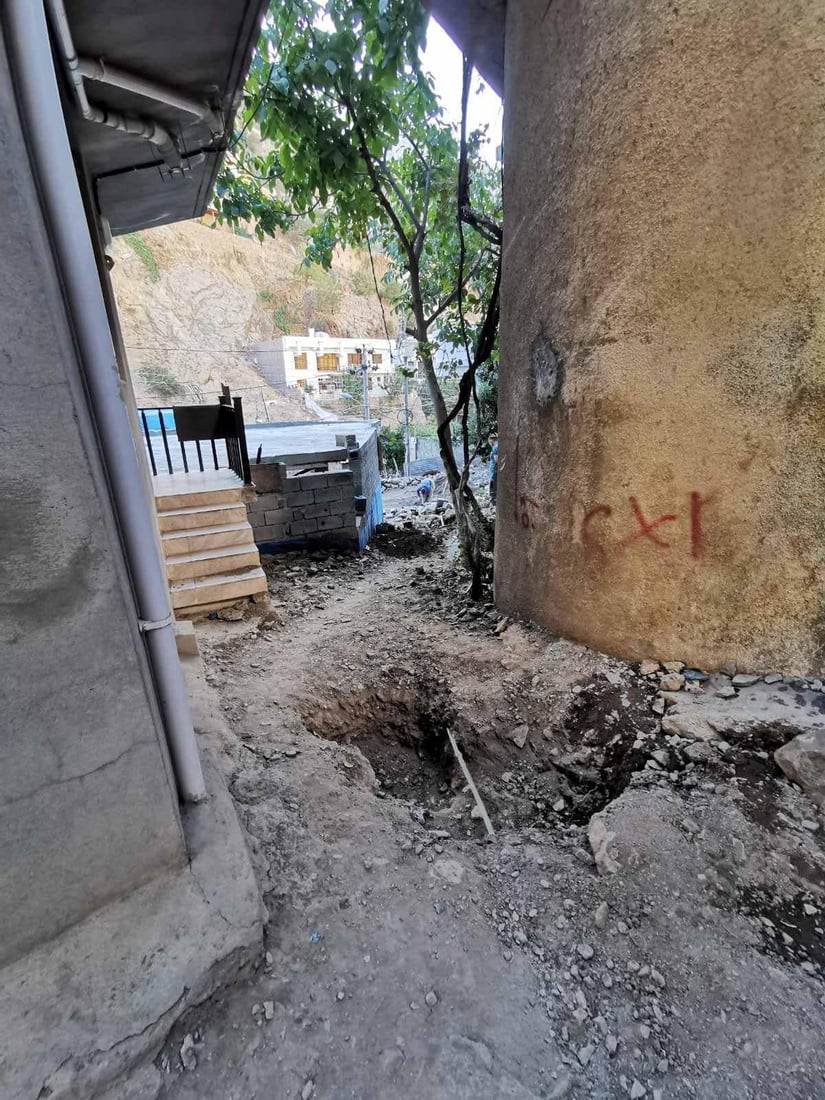 کارسازەکانی تەوێڵە بە بەرد هاتوچۆی کۆڵانەکان دروست دەکەن