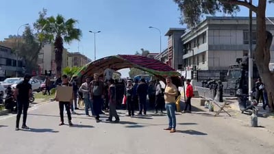 فيديو: تجار “خان التمر” يغلقون شارع البلدية وسط كركوك ويذيعون بياناً بمكبرات الصوت