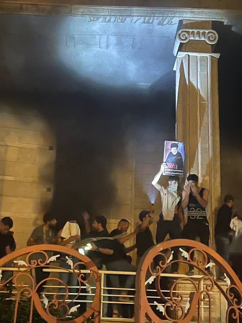 توجيه بالانسحاب من سفارة السويد في بغداد بعد إضرام النار فيها