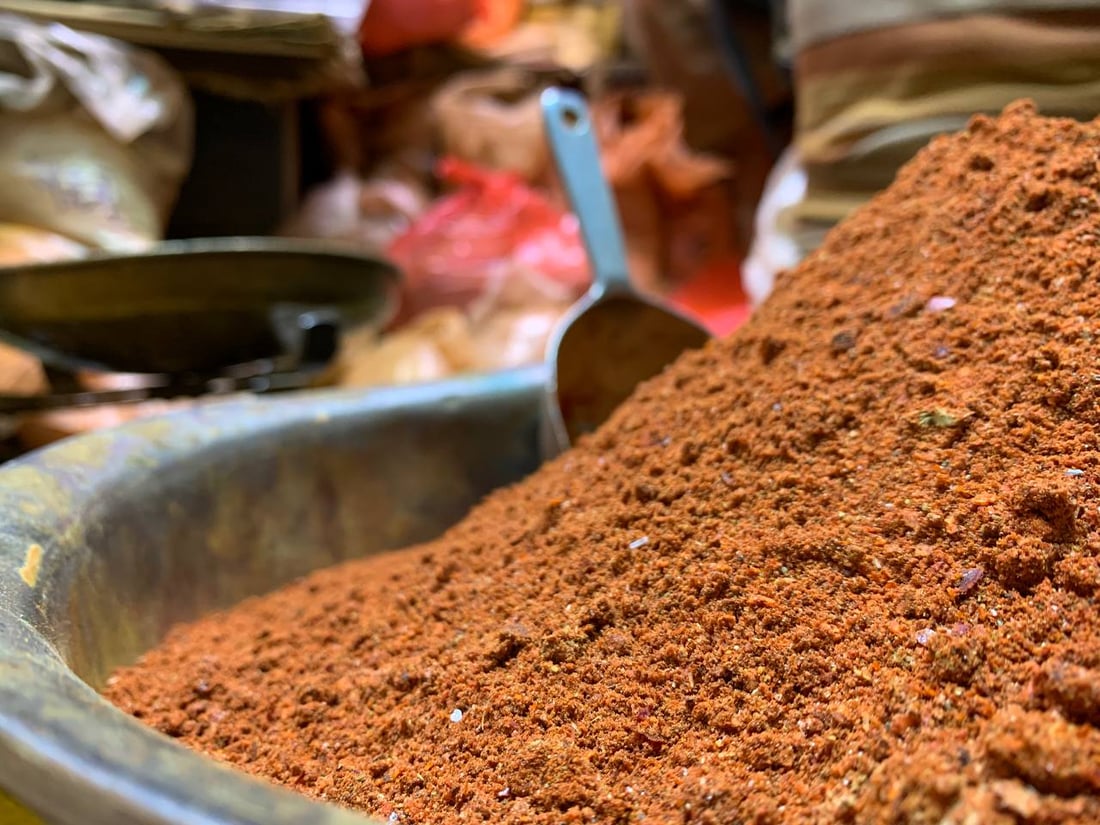 تجار الشورجة في حقول مومباي: مساحة الهند الشاسعة تُنوّع خلطات الكاري العراقية