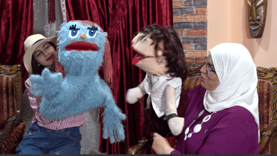 فيديو: كاتبة في البصرة تحاكي “افتح يا سمسم” وتنافس جامعات العراق بمسرح الدمى