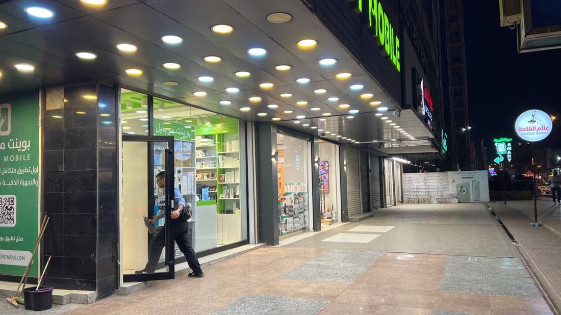 أيفون 15 الأكثر مبيعاً في بغداد.. تاجر من المنصور يشرح المواصفات والأسعار (صور)