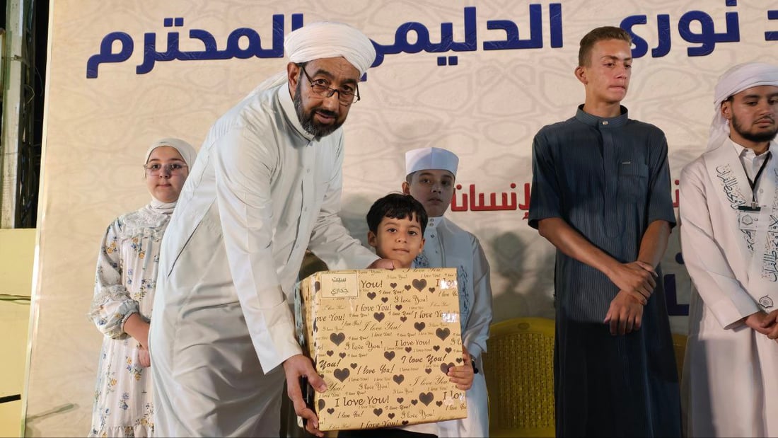 الفلوجة تحتفي بتخريج 120 حافظاً وحافظة للقرآن.. 115 عمرة وهدايا