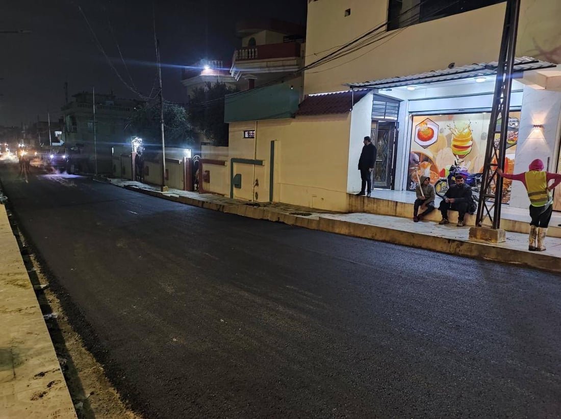 البلدية تنهي تعبيد الشوارع وتبدأ بتبليط الأزقة في أيسر الموصل (صور)