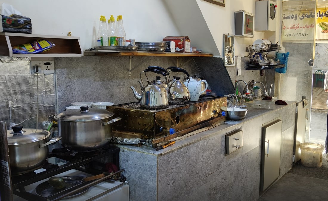 “چایچي” يمنع التدخين في المقهى 4 ساعات يومياً (صور)