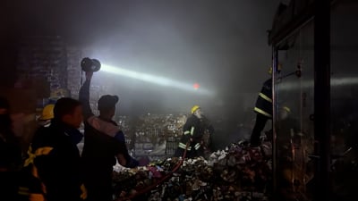 فرق الدفاع المدني تخمد حريقاً ضخماً في مجمع تجاري وسط الكوت