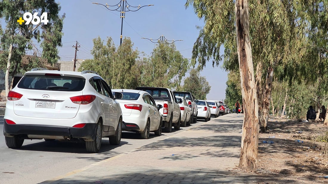طوابير طويلة أمام محطات الوقود.. النفط تتحدث عن تأخر الناقلات بسبب أحداث المنطقة