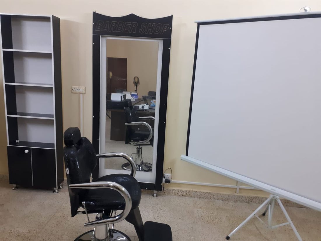 أمّ سارة تعلّم النساء فنون الحلاقة والتجميل في منتدى شباب حديثة (صور)