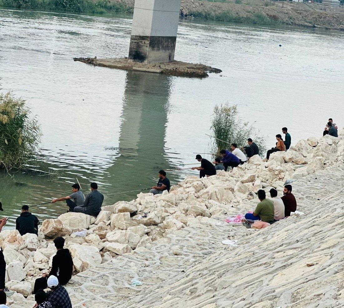 صور: السماوة تكسر حظر التجوال.. الأجواء مناسبة للصيد وشوي الأسماك على ضفاف الفرات
