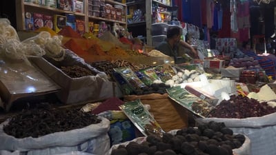 فيديو: بهارات البصرة جاورت سفن إنكلترا ومزجتها عساكر الهند.. جولة في سوق العطية