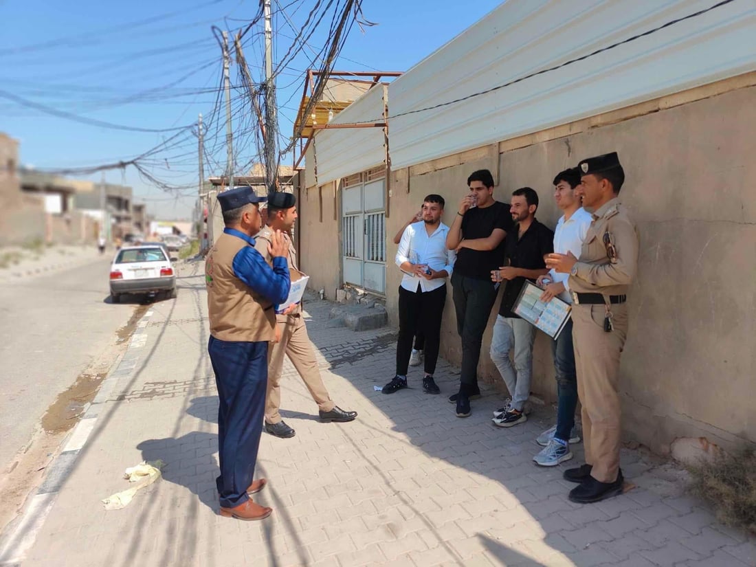 عصائر ودعم نفسي.. الشرطة المجتمعية تشارك طلبة المشخاب لحظات ما قبل الامتحان (صور)