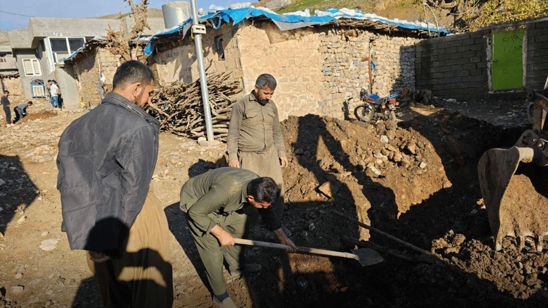 دانیشتوانى گوندێک لەسەر ئەرکى خۆیان ئاوەڕۆ بۆ گوندەکەیان دروست دەکەن