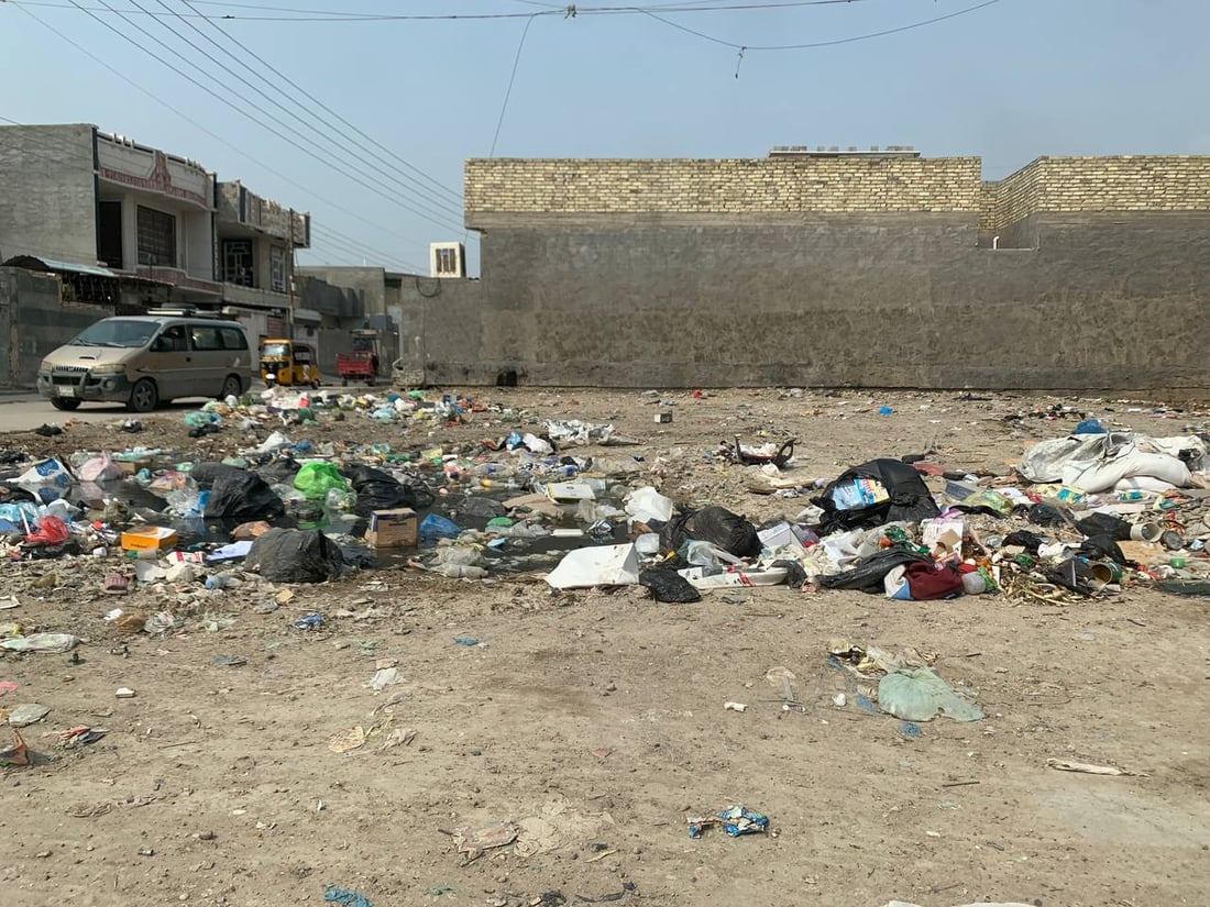 أبو غريب: مخلفات المجاري تحاصر أطفال “السكلات”.. والحلّ في “بوري 8 إنج” (صور)