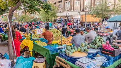 أسعار البيض والأجبان تضخمت 8% والفواكه 13.. قائمة حرب هرمز من منار العبيدي