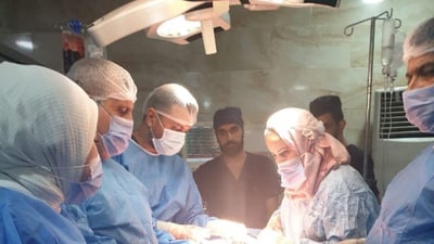 ديالى: فريق من 8 أطباء وطبيبات ينجح بإنقاذ عامل سقط من أعلى سكلّة وتهشم طحاله