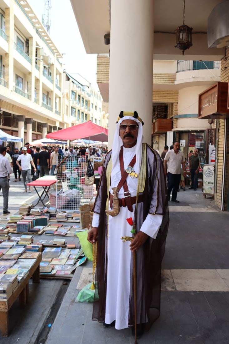 فيديو: بالعقال المُقصب والخنجر المعقوف.. فيصل الأول يتجول في أزقة المتنبي