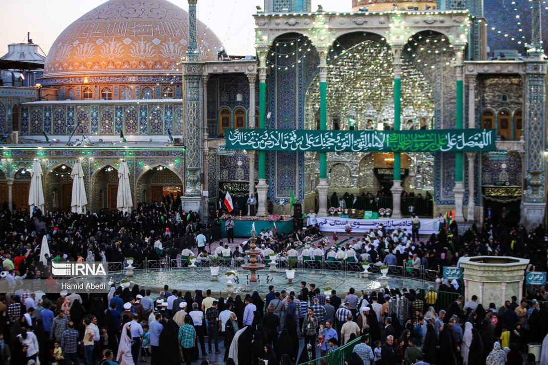 صور من حرم السيدة معصومة.. سيدات إيرانيات يتضرعن بالبكاء لسلامة رئيسي