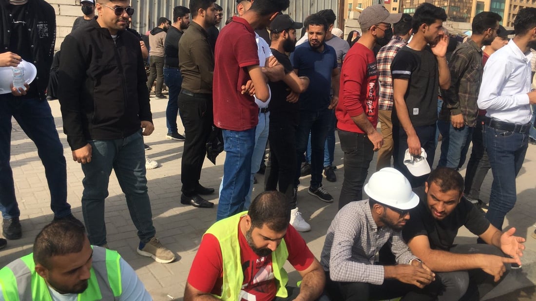 مهندسو البصرة ينتظرون السوداني أمام “الملينيوم”: تفضل وقّع أمر توظيفنا (فيديو)