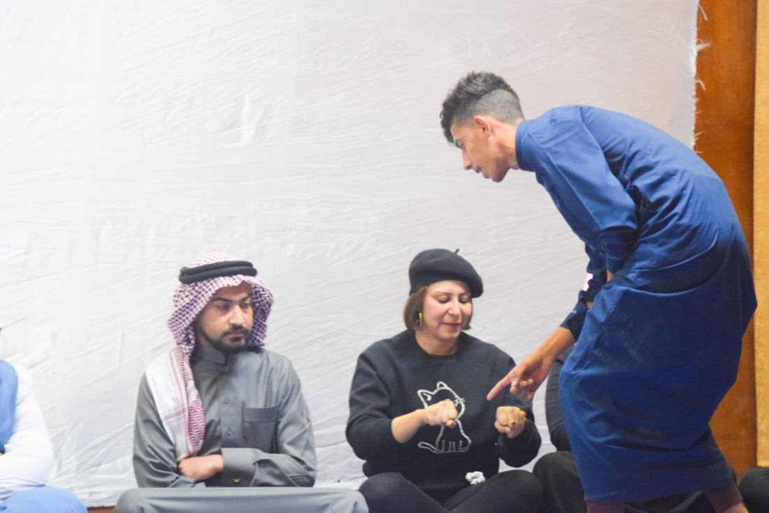 صور: فريق “خيمچي” يحط الرحال في حديثة ويشاهد مسرحية عن تآخي العراقيين