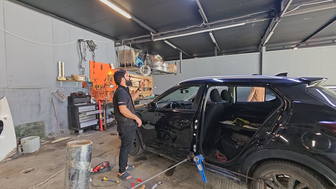 وەستایەک بەبێ بەرامبەر ئەو ئۆتۆمبێلانە چاک دەکاتەوە کە بە درۆن پێکراون