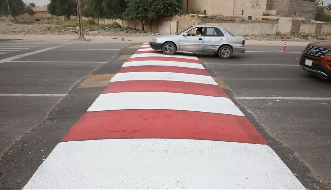 طلاء بـ”الفسفوري”.. مرور ديالى “تصحح الموقف” بعد المطبات الخطيرة (صور)