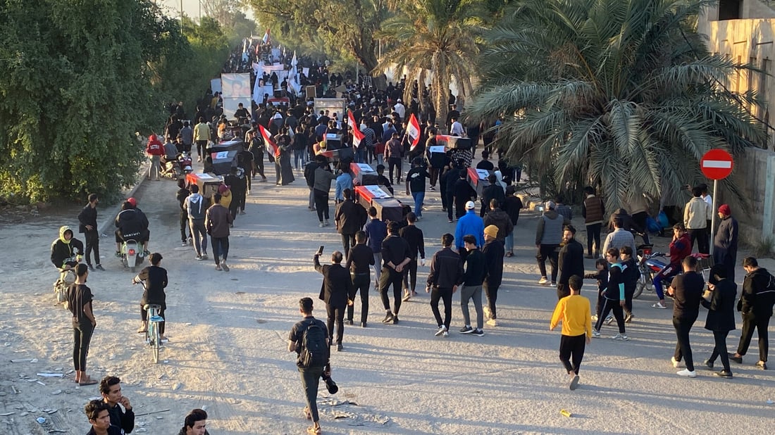 بالنعوش والورود.. الناصرية تستذكر ضحايا مجزرة جسر الزيتون (فيديو)