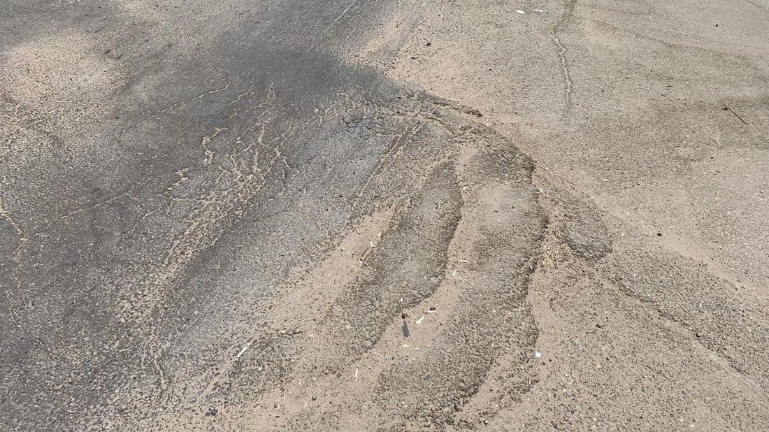 صور: لماذا تتخسف مجسرات البياع “المزعجة”.. الشاحنات أم جودة التبليط؟!