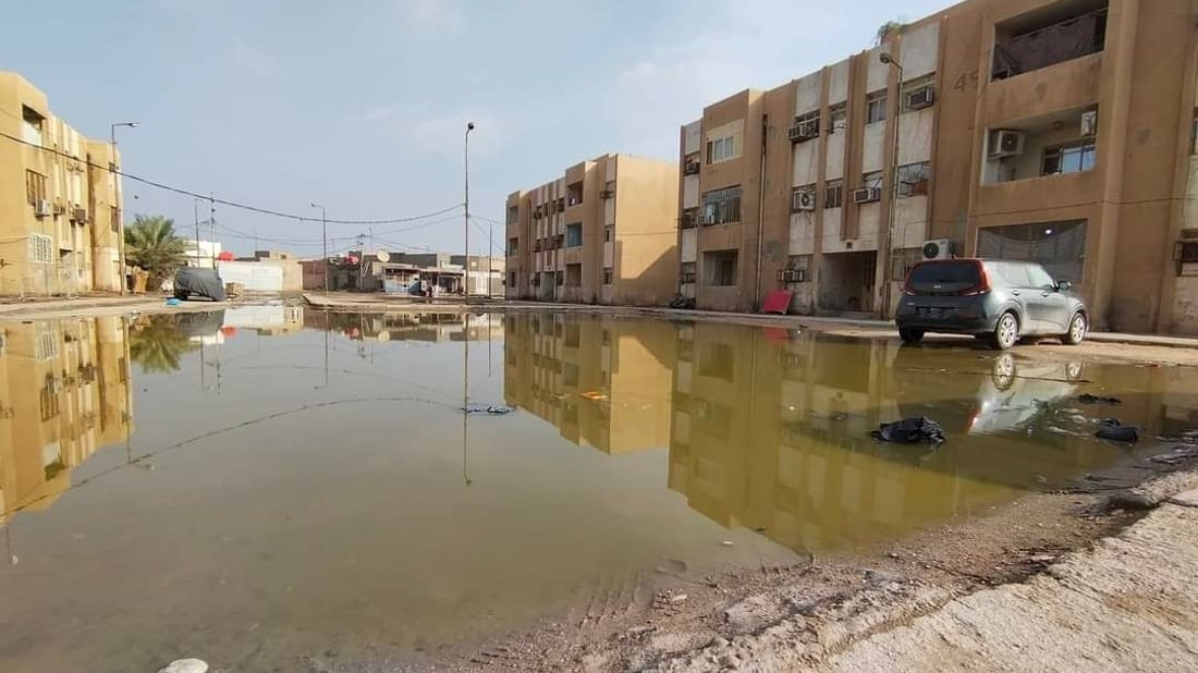 السماوة: السكان يهجرون “أم العصافير” الغارقة بطفح المجاري (صور)