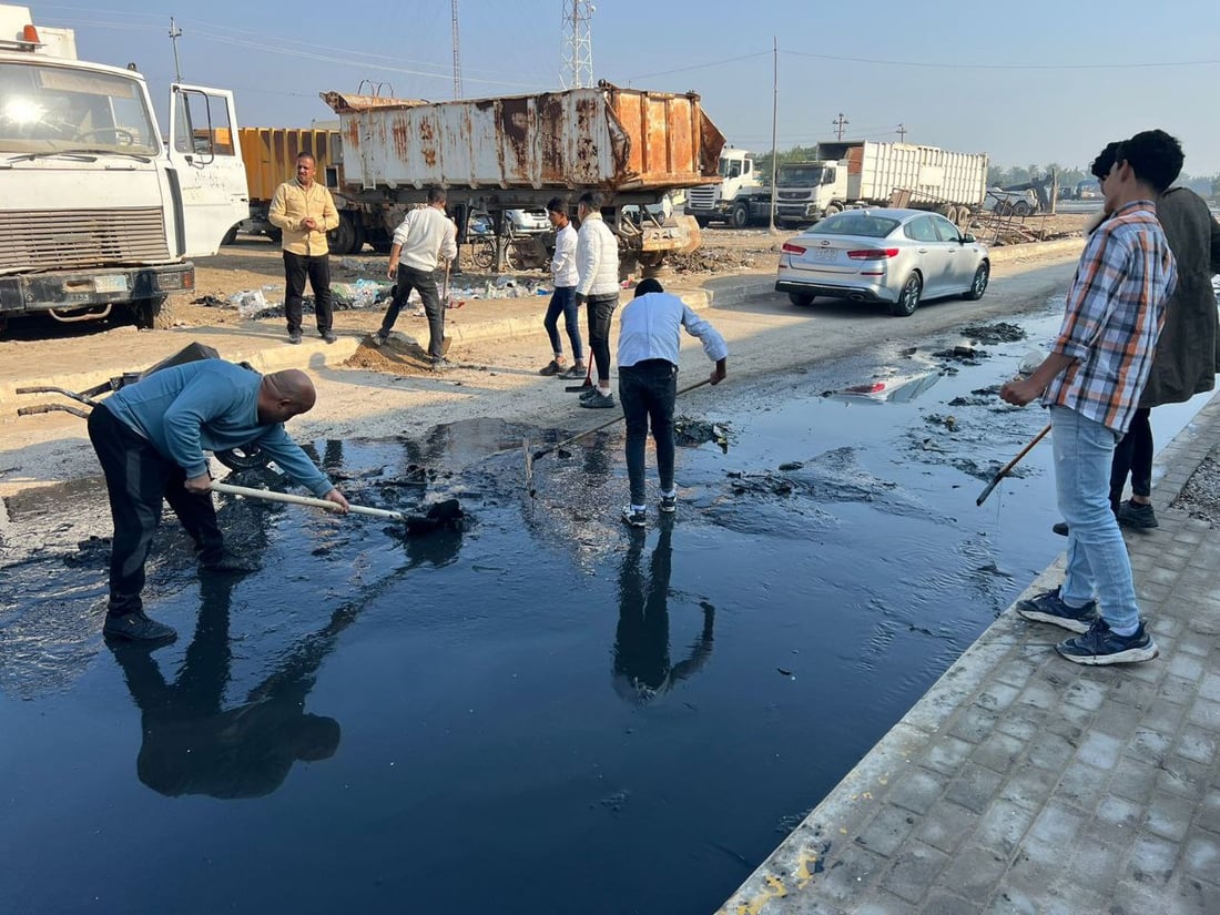 بابل: طلبة المدحتية سئموا الجدل بين البلدية والمجاري ونظفوا مدخل المدرسة (صور)
