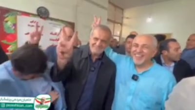زەریفیان بە دەستى ئاژماژەى سەرکەوتنى پزیشکیان پیشان دەدات
