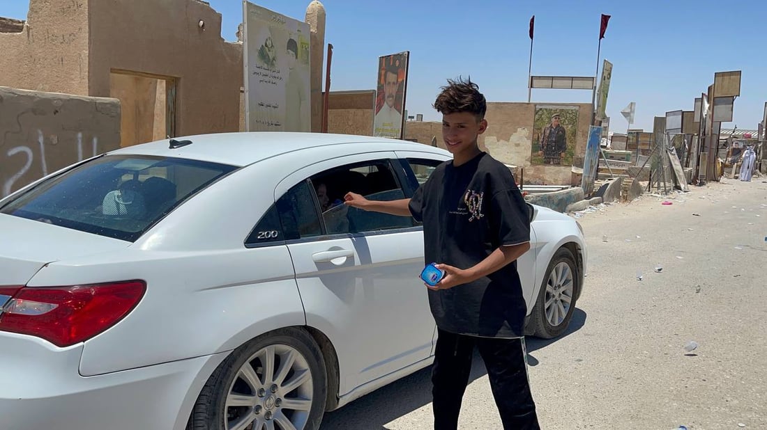 صور: متطوعون يقدمون الماء البارد والعصائر لزوار وادي السلام في النجف